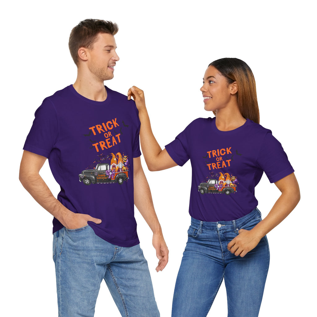 Trick or Treat – Fun Halloween Bats Gnome Unisex T-shirt